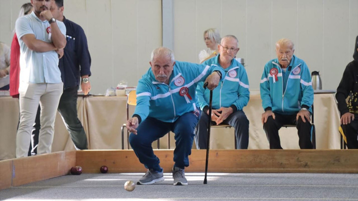 İstanbul'da düzenlenen Huzurevleri Arası Bocce Turnuvası'nda şampiyonlara kupaları verildi