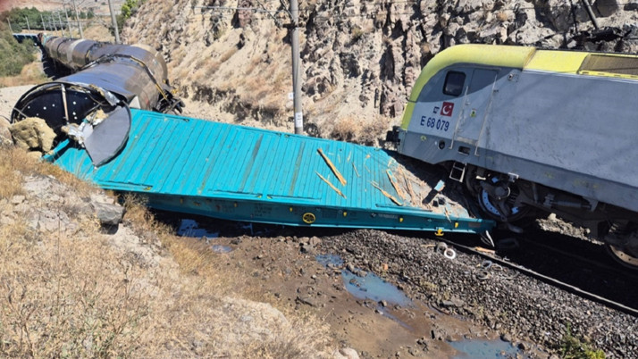 Malatya'da iki yük treni çarpıştı! Kazada makinist yaralandı