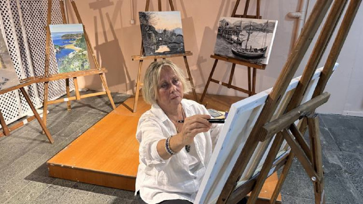 Resim onun için bir tutkuydu! Emekli öğretmen 73 yaşında üniversiteli oldu...