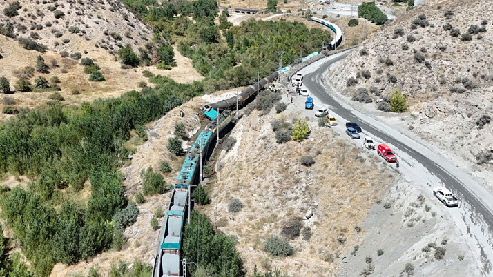 İki tren kafa kafaya çarpıştı! Ekipler bölgede, demir yolu trafiği kapatıldı