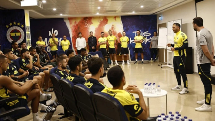Domenico Tedesco, Fenerbahçeli futbolcularla ilk toplantısını yaptı, önemli yerlere değindi!