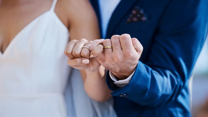 Eski köye yeni adet: Erkekler eşlerinin soyadını alacak