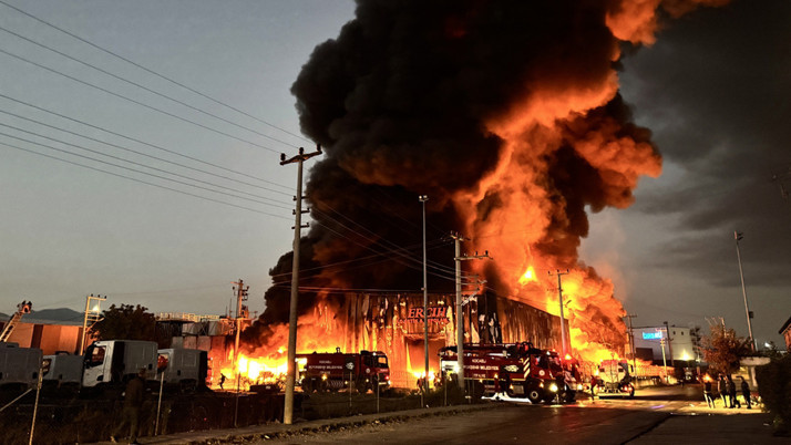 Kocaeli'de lojistik deposu alev alev yanıyor