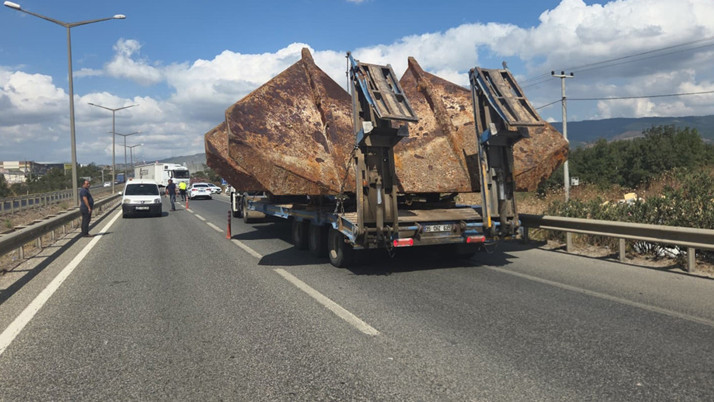 Bursa'da yolcu otobüsü tırdaki gemi çapasına çarptı!