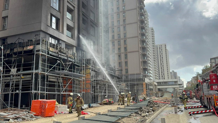 Kadıköy Fikirtepe'de 12 katlı binadan yangın çıktı