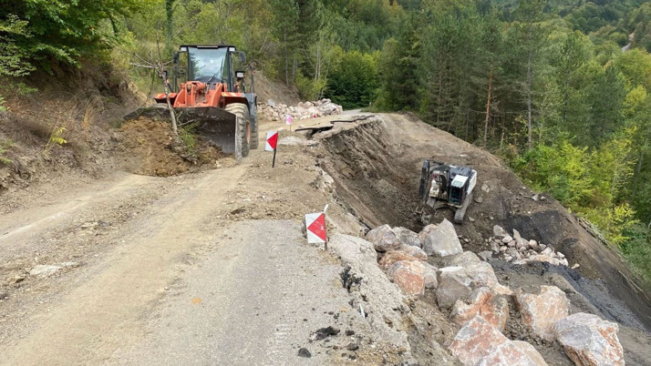 Kastamonu'da heyelan nedeniyle kapanan grup yolunun açılması için çalışma başlatıldı
