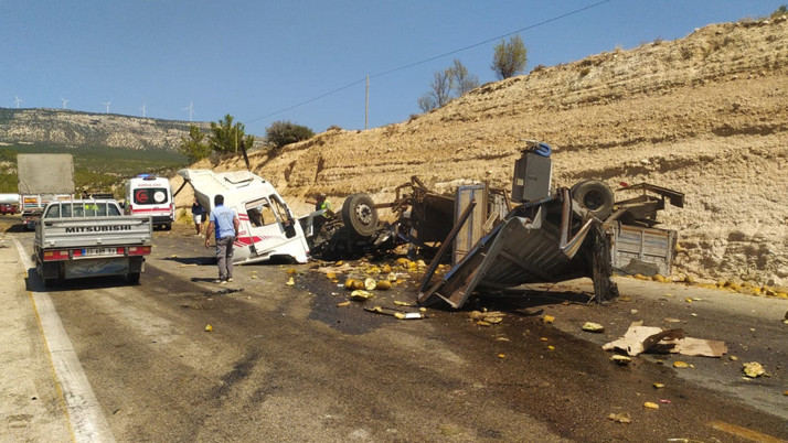 Mersin'de tır yolcu otobüsüne çarptı: 3 ölü, 7 yaralı