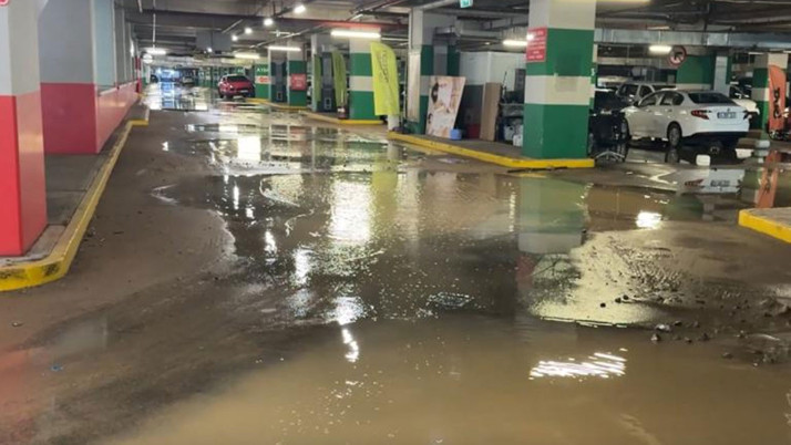 Su borusu patladı: AVM otoparkını su bastı