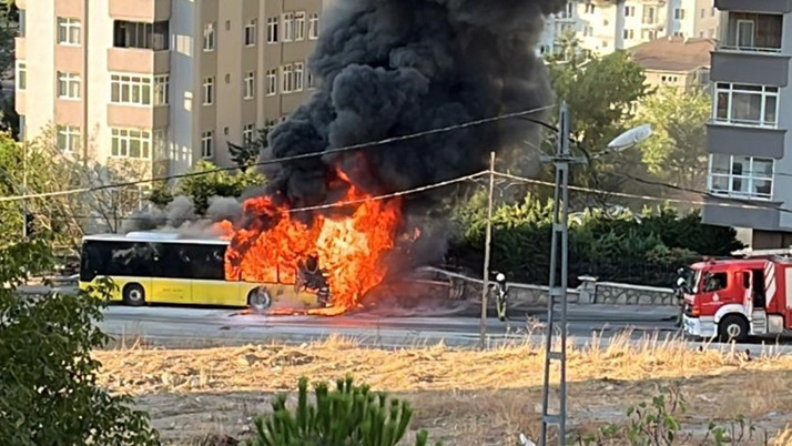Ümraniye'de seyir halindeki İETT otobüsü yandı