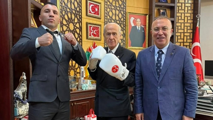 MHP lideri Devlet Bahçeli'den boks eldivenli poz
