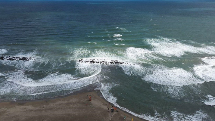 Dalga boyu 3 metre oldu! Denize girmek yasaklandı