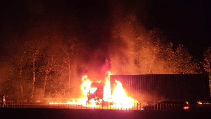 Adana'da korkutan yangın! Tırdan ormanlık alana sıçradı