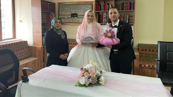 Üç yıl önce evlenen Hollandalı kadın eşinin memleketinde Müslüman oldu