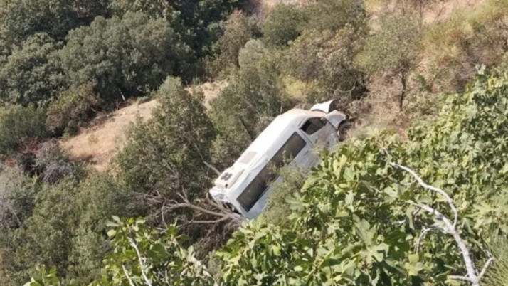 Aydın'da içinde öğrencilerin de olduğu okul servisi uçuruma yuvarlandı: 4'ü öğrenci 5 kişi yaralı
