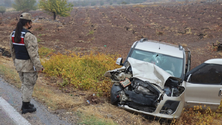 Kilis'te otomobil ile hafif ticari araç çarpıştı: 3 kişi yaralandı