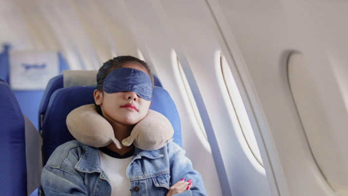 Uçakta uyumak için bu yola başvuranları dikkat! Uzmanlar uyardı