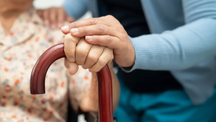 SGK uzmanı açıkladı: Yaşlı ve bakıma muhtaç engelli bireylere sigorta yapılacak!