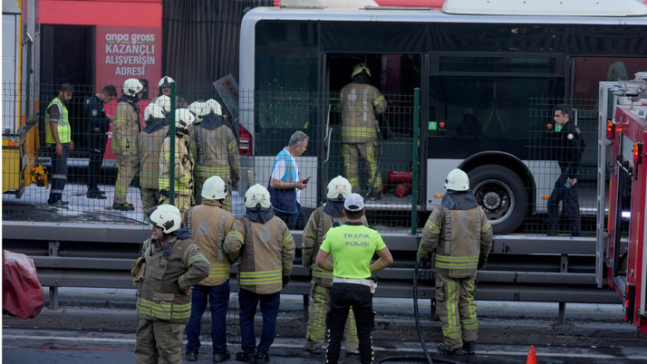 Metrobüste yangın çıktı! Seferler aksadı