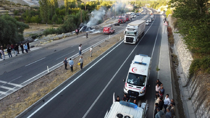 Malatya'da facia! Otobüse çarptıktan sonra duvara vuran tır yandı