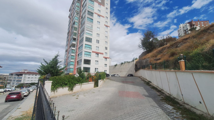 Apartmanın 13. katından düşen çocuk hayatını kaybetti