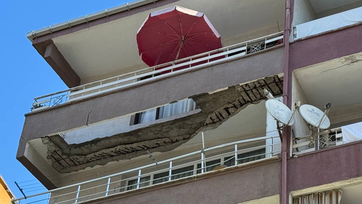 İstanbul'da panik! Balkon çöktü bina tahliye edildi