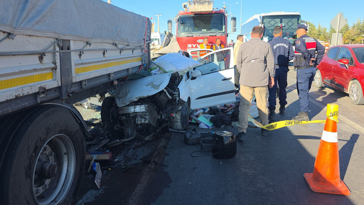 TIR'a arkadan çarptı! Feci kazada anne hayatını kaybetti