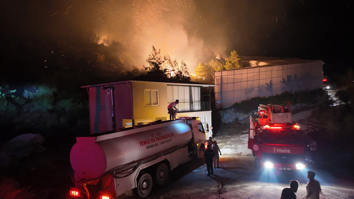 Alanya'da ormanlık alanda çıkan yangın mahalleye sıçradı