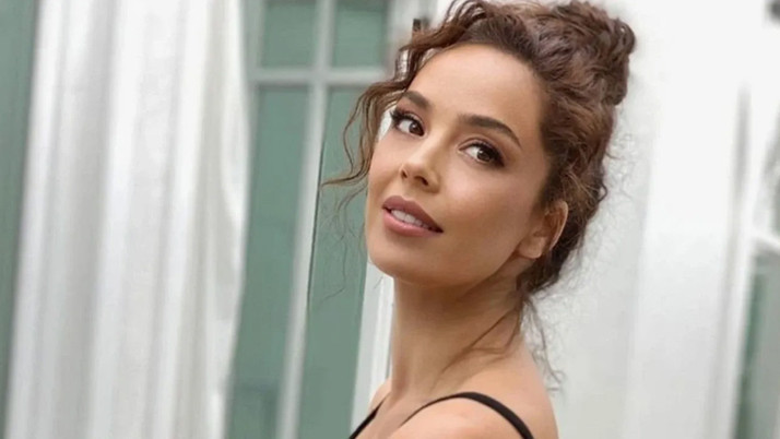 Azra Akın güzellik sırrını itiraf etti! Herkes pür dikkat dinledi