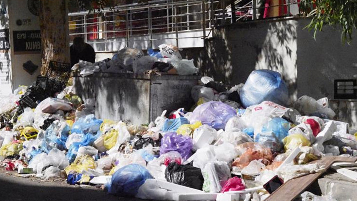 İzmir'de sokaklar yine çöp yığınlarıyla doldu