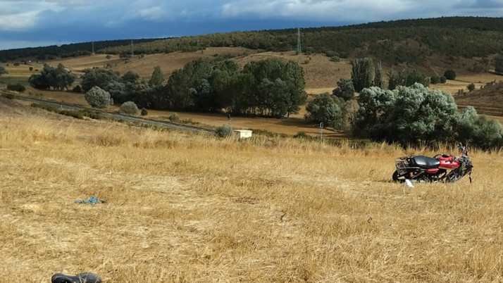 Tarlaya devrilen motosikletin sürücüsü öldü