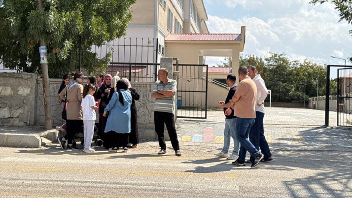 Van'da şüpheli şahıs 2 öğretmeni bıçakla yaraladı