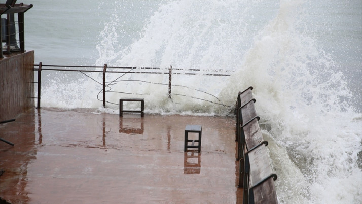 Ordu'da kuvvetli rüzgar nedeniyle oluşan dev dalgalar korkuttu