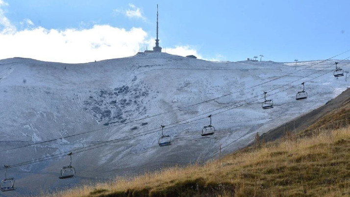 Palandöken'de yılın ilk karı yağdı! Kar manzarası büyüledi...