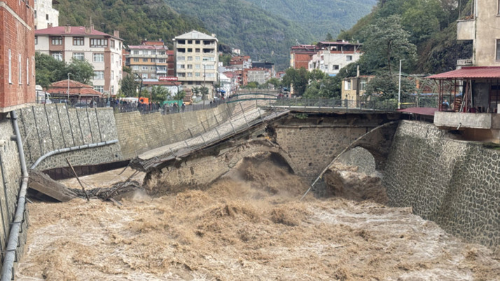 Artvin'de sel tarihi köprüyü yıktı