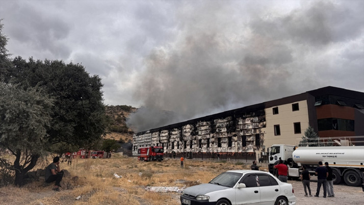 Kayseri'de mobilya fabrikasında yangın! Müdahale sürüyor...