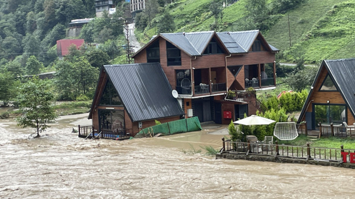 Rize'de sel ve heyelan nedeniyle yollar ulaşıma kapandı