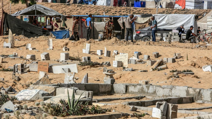 Gazze'de "ölülerin yattığı" mezarlıklar "diriler" için sığınak oldu!