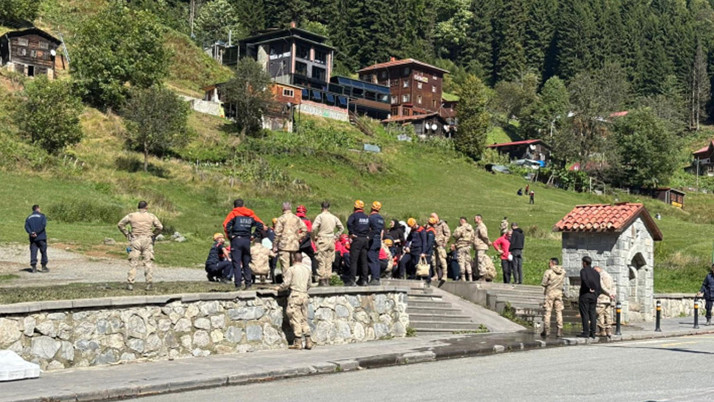 Ayder Yaylası'nda mahsur kalan 115 kişi helikopterlerle tahliye edildi
