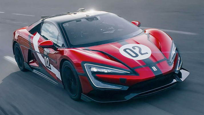 Dünyanın en hızlı seri üretim otomobili kayıtlara geçti saatte 496 km hıza ulaştı
