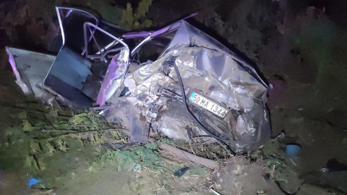 İzmir'de kamyonet ile otomobil çarpıştı: 1 ölü 8 yaralı