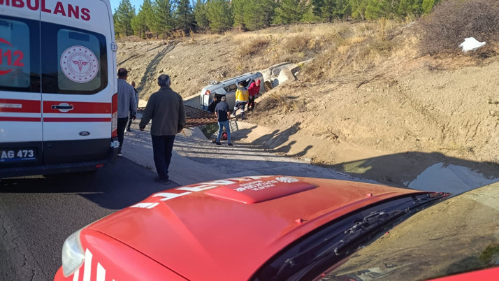 Malatya'da trafik kazası! Devrilen otomobildeki 3 kişi yaralandı...