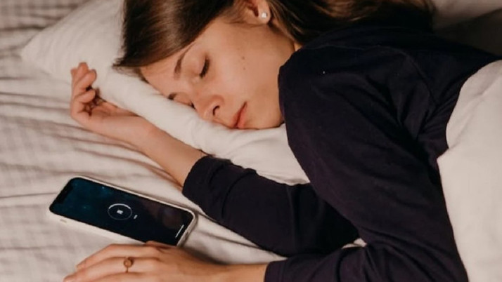 Telefon yastık altında uyuyorsanız dikkat! Hiç masum değilmiş...