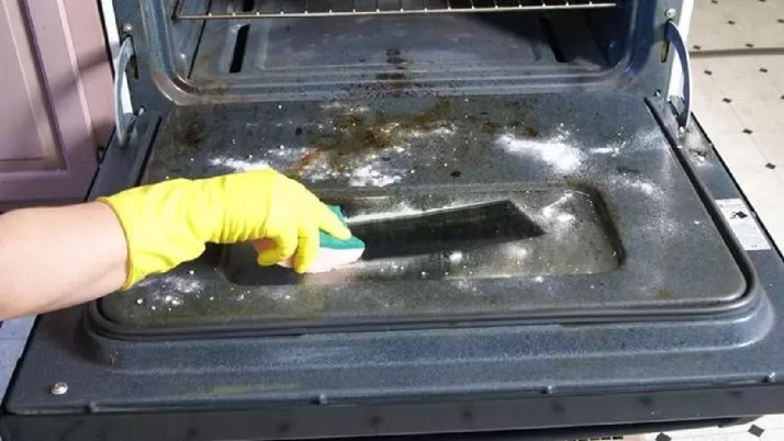 Fırınınız yağ ve yemek artığı içindeyse dikkat! Kolay temizlik için 5 formül...