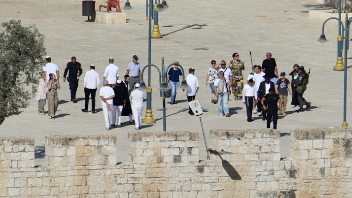 Fanatik Yahudilerden Mescid-i Aksa'ya polis eşliğinde baskın