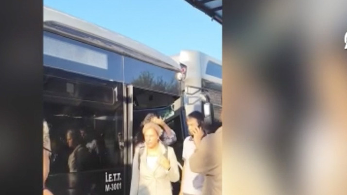 Kadıköy'de iki metrobüs çarpıştı!