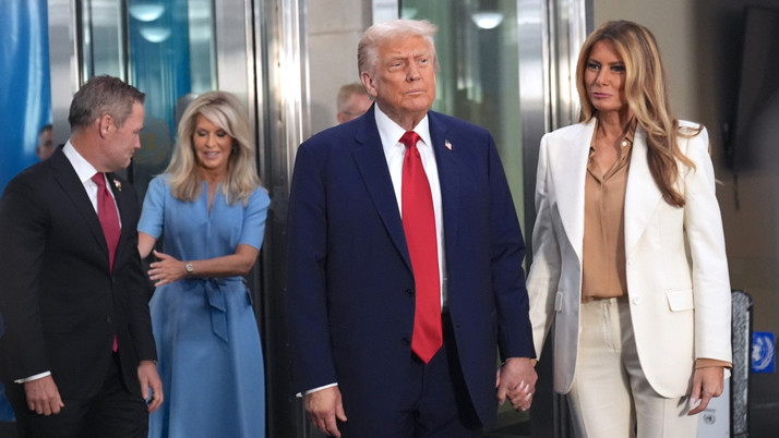 Trump'ın girişinde yürüyen merdiven arızalandı kim yaptı tartışması çıktı