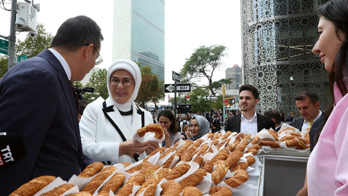 Emine Erdoğan, Türkevi'nin yakınına kurulan simit standını ziyaret etti