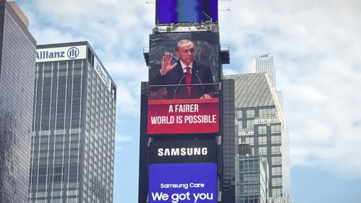 Cumhurbaşkanı Erdoğan’ın sözleri Times Meydanı'ndaki ekranlarda