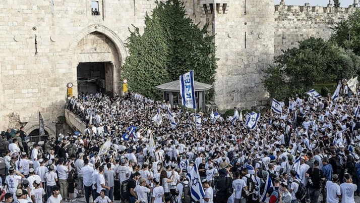 Yeni yıl kutlayan yüzlerce siyonist işgalci, Mescid-i Aksa'ya baskın düzenledi