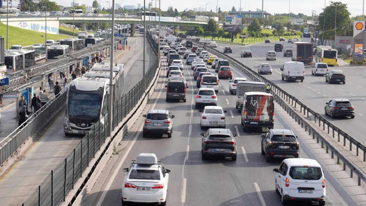 İstanbul'da trafik felç! Sabah saatlerinde yoğunluk yaşanıyor